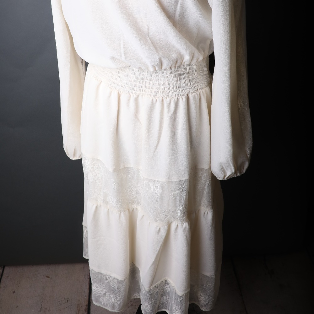 Cream dress with lace trim - Picture 5 of 8